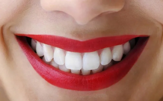 Белые зубы.