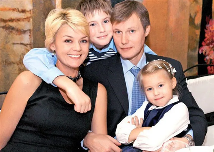 Фото Юлии Меньшовой и ее семьи.