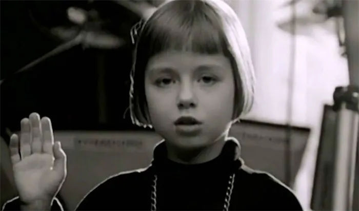 Маленькая Юлия Савичева в клипе Линды 