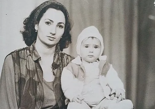 Айза Анохина с мамой. Детсво