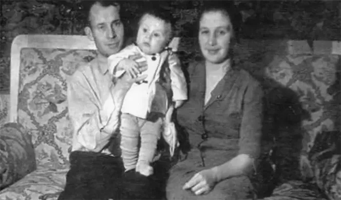 Александр Башлачев с родителями