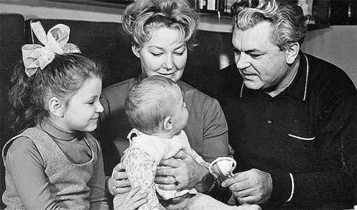 Федор Бондарчук с родителями и сестрой
