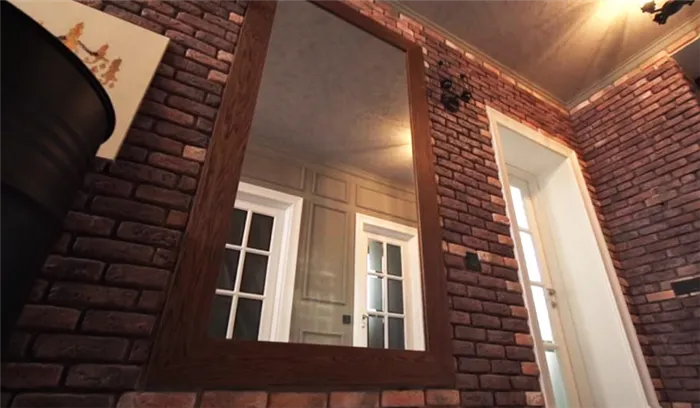 Лаконичное зеркало в деревянной раме идеально вписывается в стильный интерьер коридора