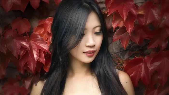 Волосы в азиатском макияже способствуют созданию идеального овала лица