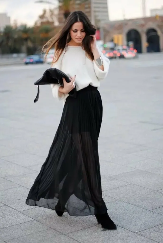 Чёрная длинная юбка с ботильонами.
