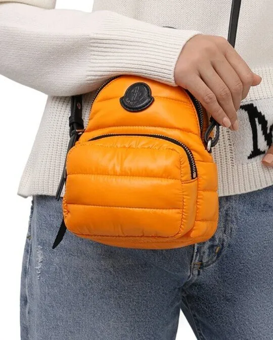 Оранжевый рюкзак с нашивкой
