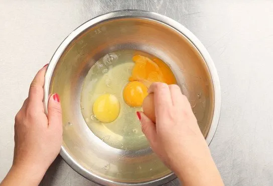 Подготовка яиц для омлета
