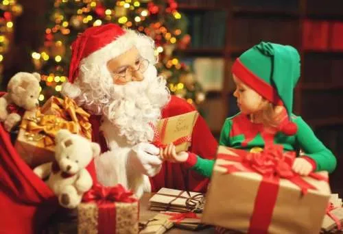 Дед Мороз старается угодить всем детям