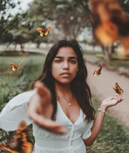 девушка с бабочками