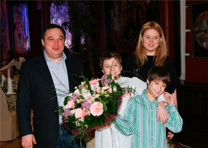 Анна Михалкова и Альберт Баков с своими детьми