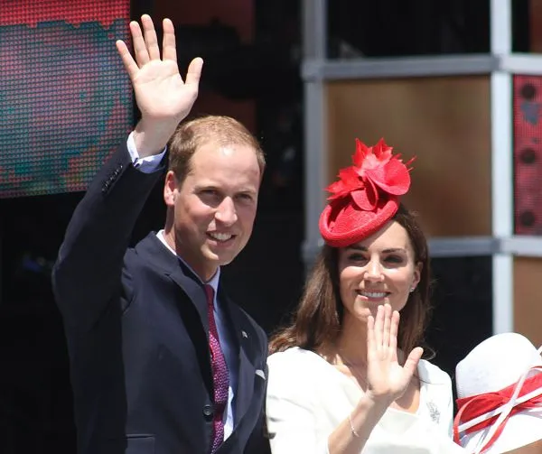 16 ноября 2010 года стало известно о помолвке принца Уильяма и Кэтрин Миддлтон. За месяц до этого, в Кении, они обручились: Уильям преподнес Кэтрин кольцо, которое ранее его отец, принц Чарльз, преподнес Диане, принцессе Уэльской. 