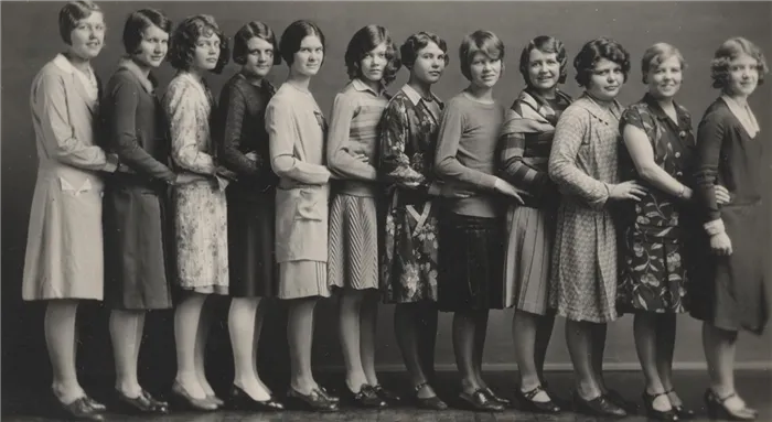 Женщины довоенного времени одевались достаточно скромно