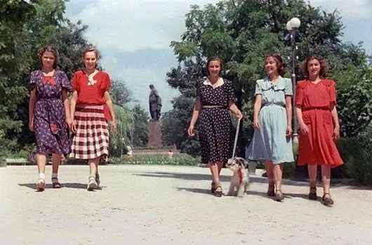 Пышные платья в горошек, джинсы-варенки и даже легинсы: 21 фото трендов советской моды в 1950-1990ые, от которой все равно веяло дефицитом