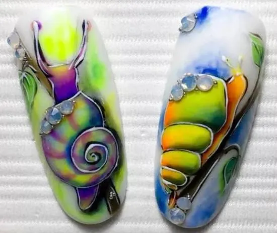 очень красивый дизайн ногтей акварелью улитки