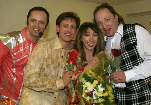 С институтскими друзьями и мужем Андреем Кислюком (слева).