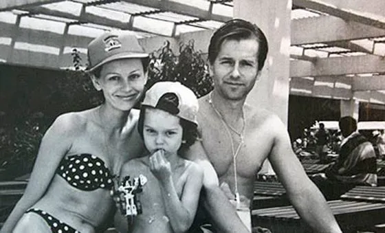 Игорь Ливанов и Ирина Безрукова с сыном на отдыхе