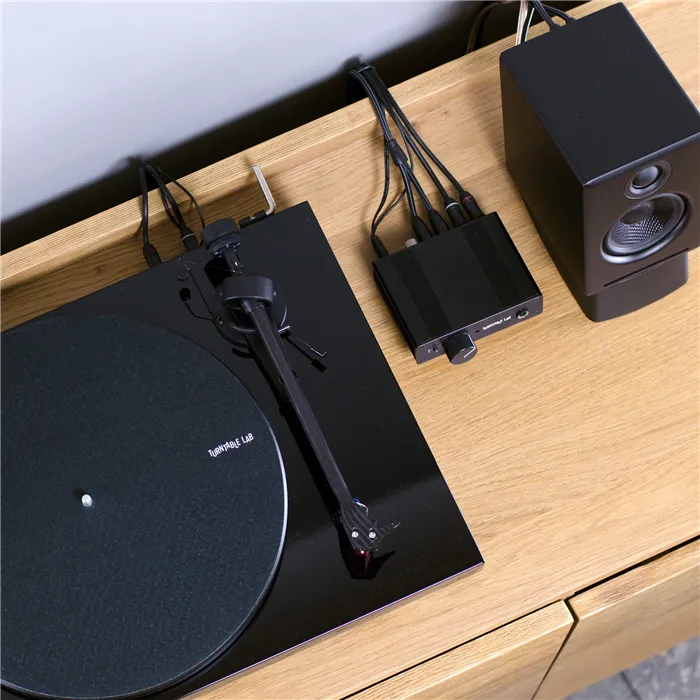 Pro-Ject: Debut Carbon Turntable / PH01 Listening Package – TurntableLab.com