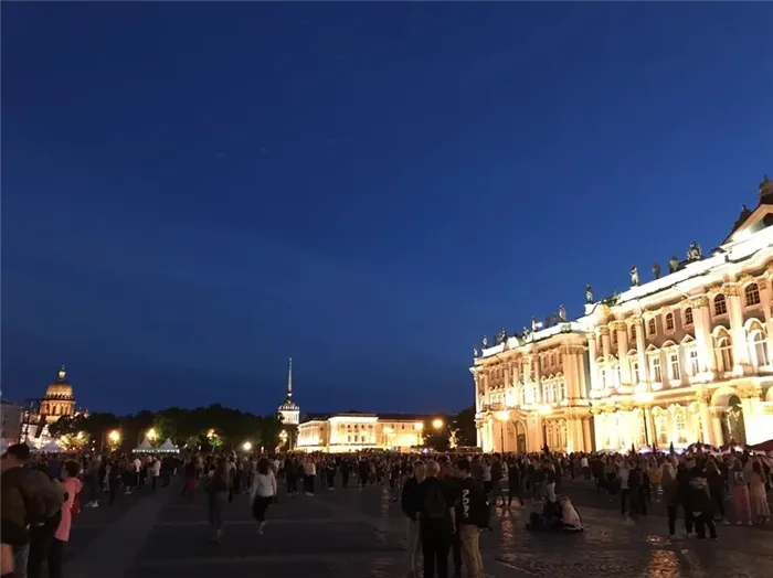 Дворцовая площадь и Ночной Петербург