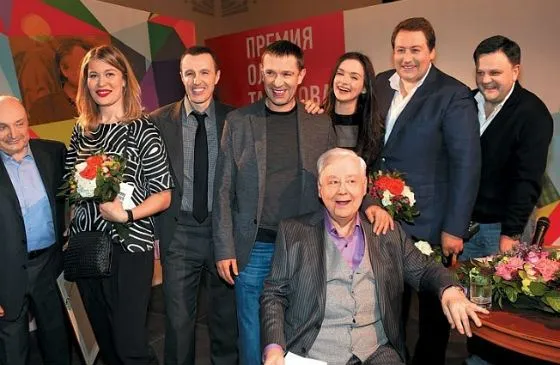 Паулина Андреева и Владимир Машков с актерским составом «13D»