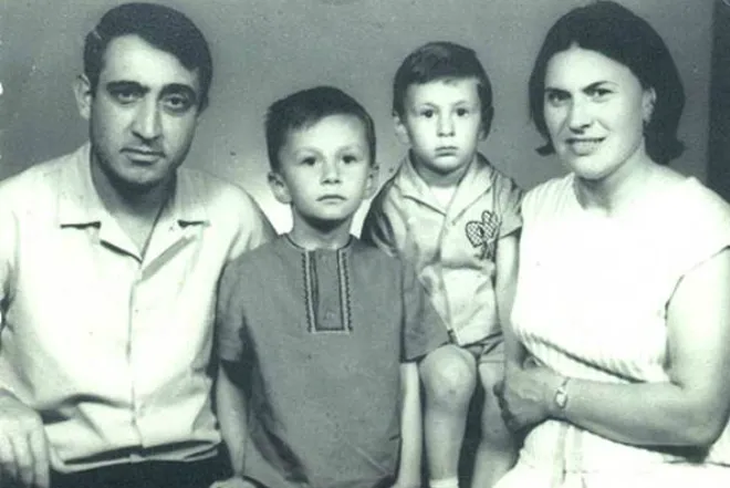 Валерий Меладзе с братом и родителями в детстве