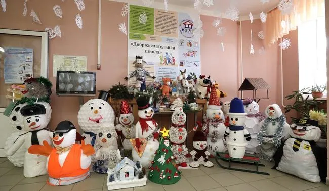 Оформление стен и рекреаций Гостищевской школы Яковлевского округа создаёт новогоднее настроение