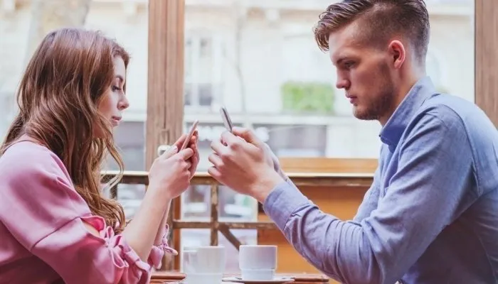 Парень и девушка сидят в кафе