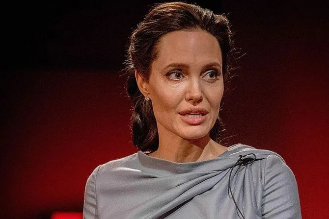 Анджелина Джоли страдает от паралича Белла, который влияет на мышцы лица