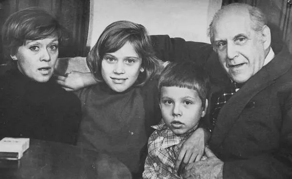 Алиса Фрейндлих с семьей