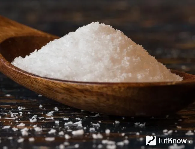 Кошерная соль в деревянной солонке