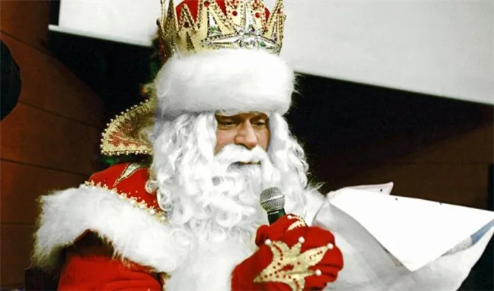 Дмитрий Назаров в образе Деда Мороза