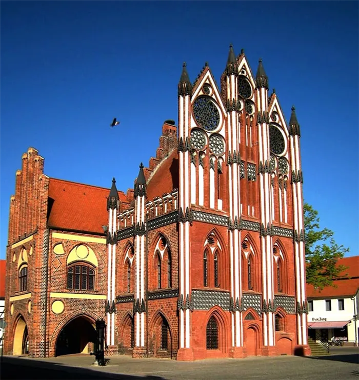 Украшение северной Германии - ратуша в Тангермюнде, построена в 1430 году