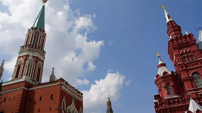 И всё же, некоторые веяния европейского стиля проскальзывают в стеновых и башенных строениях Московского Кремля