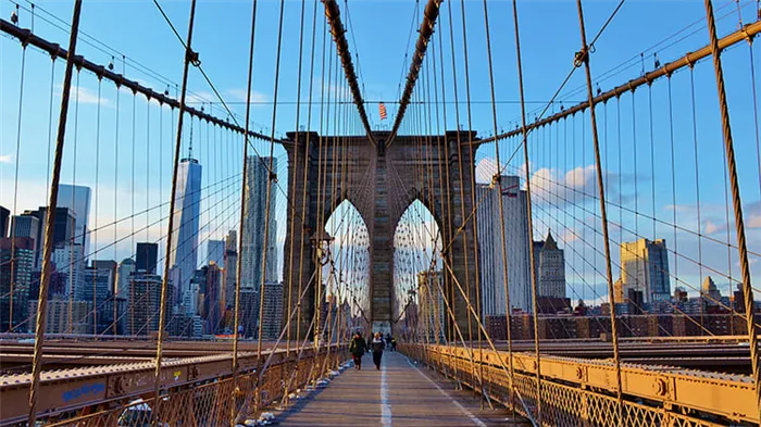 Знаменитый Бруклинский мост Нью-Йорка построен на арочных устоях в виде стрельчатых окон готических соборов