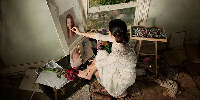 Девушка рисует красивый портрет