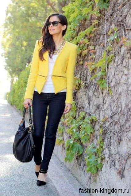 Джинсы черного цвета зауженного кроя в тандеме с белой майкой, коротким пиджаком ярко-желтого оттенка, черной обувью и сумочкой.