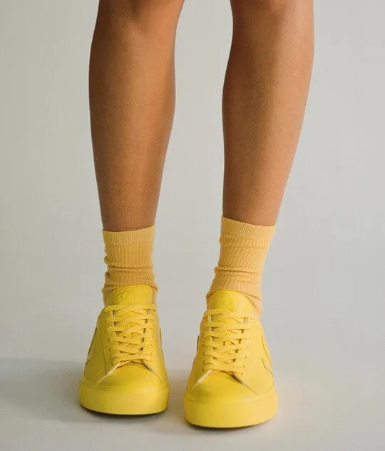 Желтые яркие носки в цвет кроссовкам Mansur Gavriel 