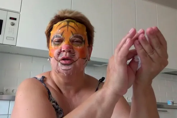 Мама отличника в маске тигра