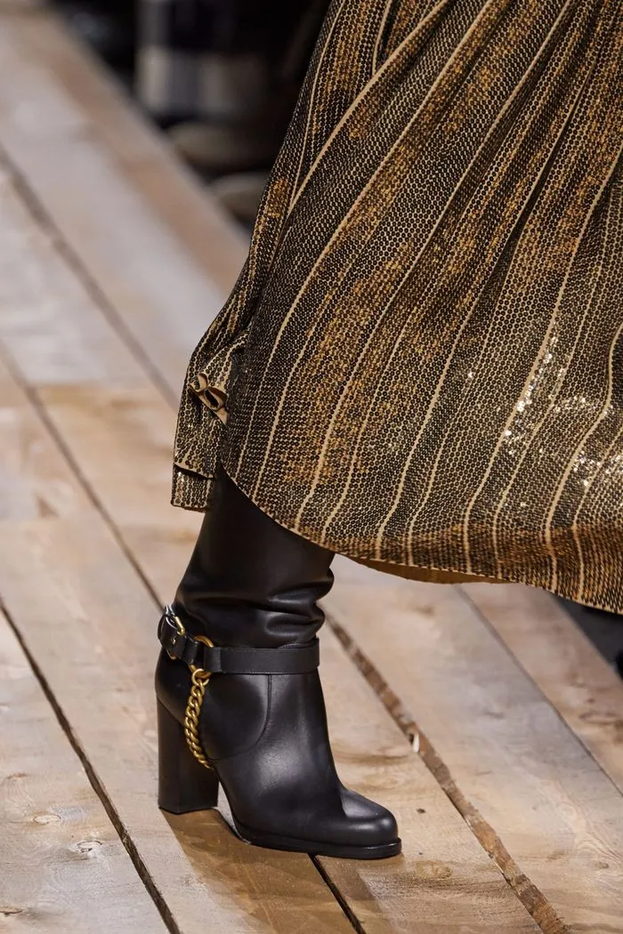 Модная женская обувь сезона осень-зима 2020-2021 - сапоги с металлическим декором из коллекции Michael Kors