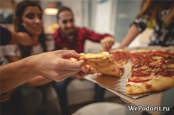 кампания друзей кушает пиццу