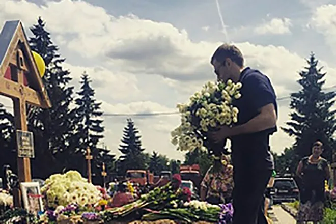Дмитрий Шепелев у могилы Жанны Фриске