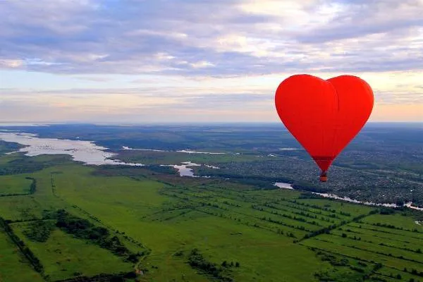 романтический полет на воздушном шаре около Москвы