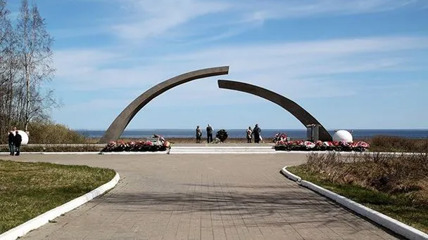 Монумент Разорванное кольцо (фото)