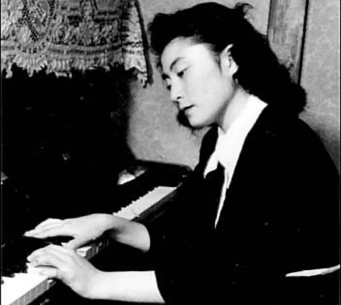 Йоко учили играть на пианино, которое она ненавидела так сильно, что даже притворно падала в обмороки, чтобы прогулять урок
