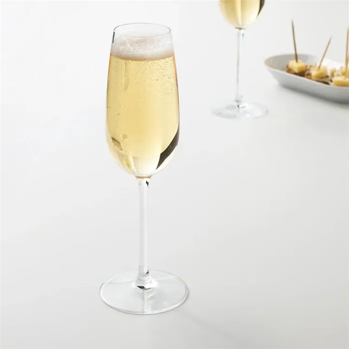 Бокал для шампанского флюте с зауженной чашей и тонкой высокой ножкой для игристых вин