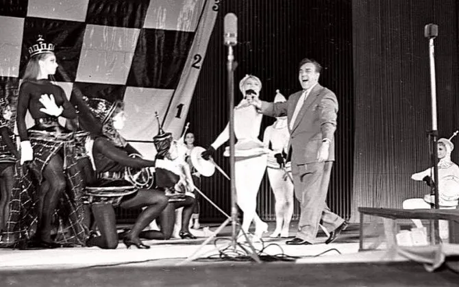 Московский Мюзик-холл. Сцена из спектакля «Когда загораются звезды». 1960 год