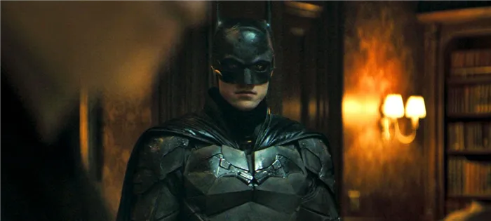 Роберт Паттинсон в роли Бэтмена на кадре из фильма «Бэтмен»