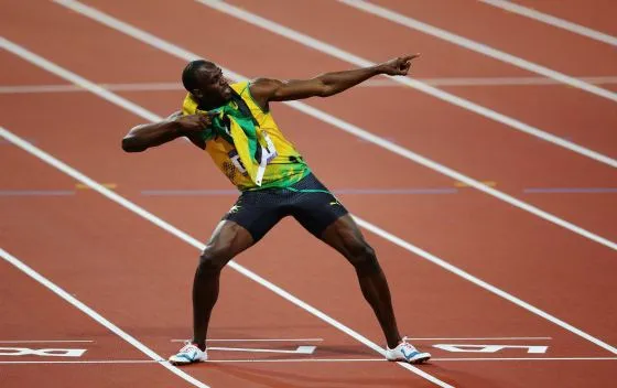 Болт побеждает со значительным отрывом в финальном забеге в 100 м на Олимпийских играх 2008…