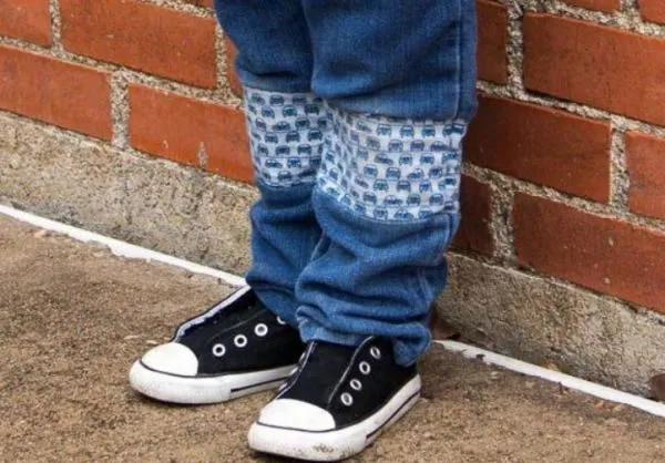 Для удлинения детских джинсов делают оригинальные вставки из ярких тканей