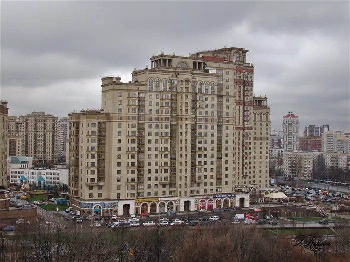 Одна из московских квартир Лукьяной находится в этом доме, вторая — в соседнем