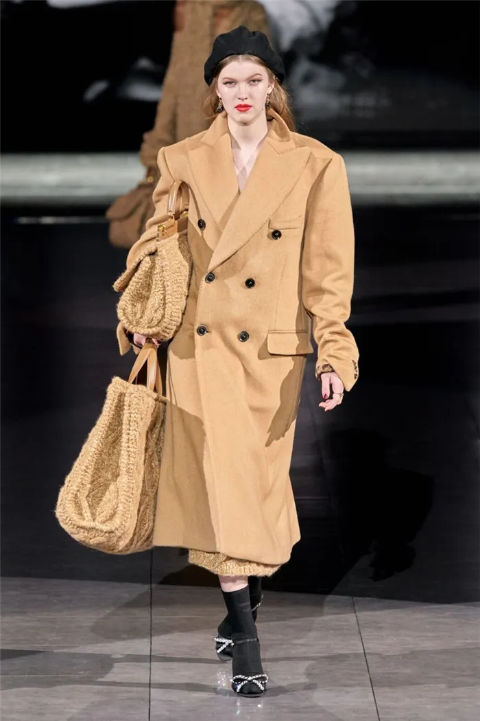 Самый модный фасон осень-зима 2020-2021 - пальто-пиджак с объемными плечами из коллекции Dolce & Gabbana